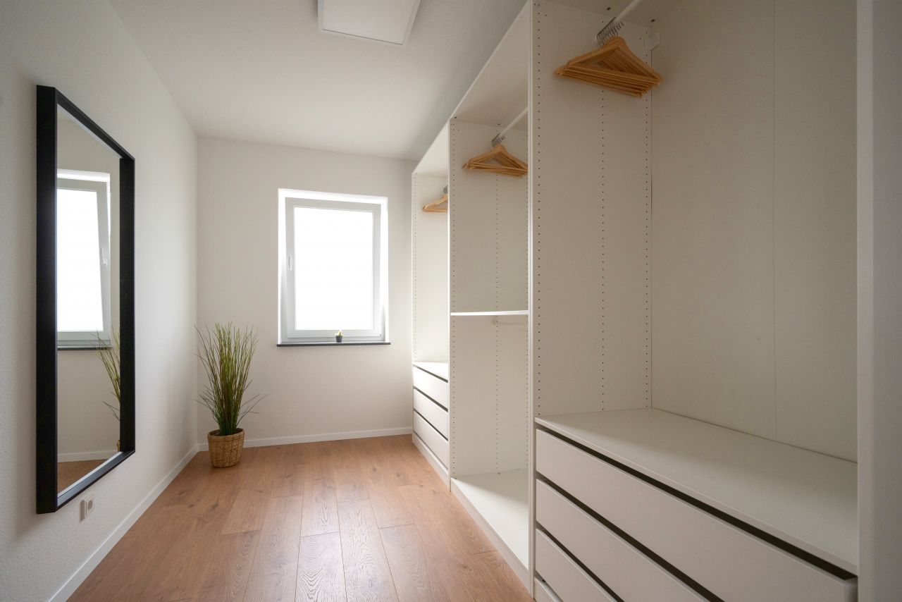  - walk-in closet